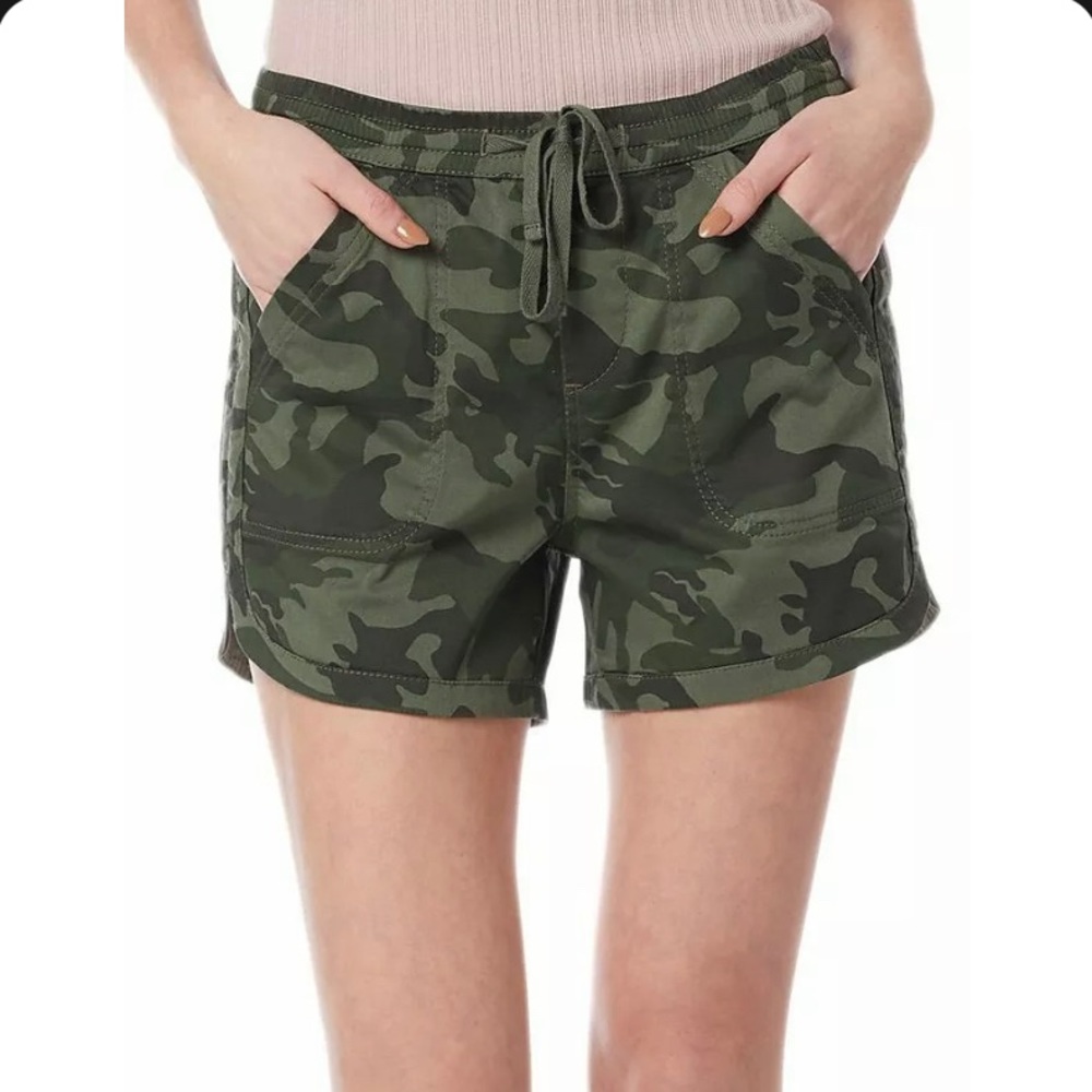 NWOT Women’s Camo Shorts💚